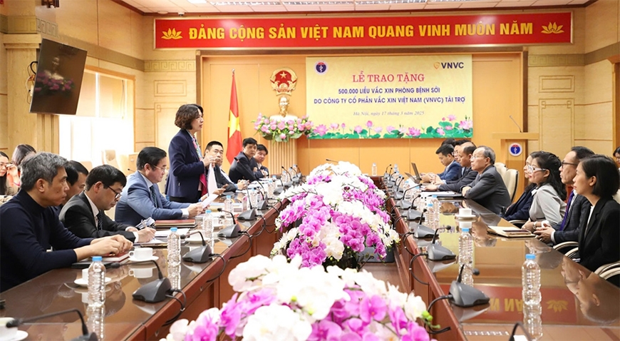 VNVC trao tặng Bộ Y tế 500.000 liều vaccine phòng bệnh sởi