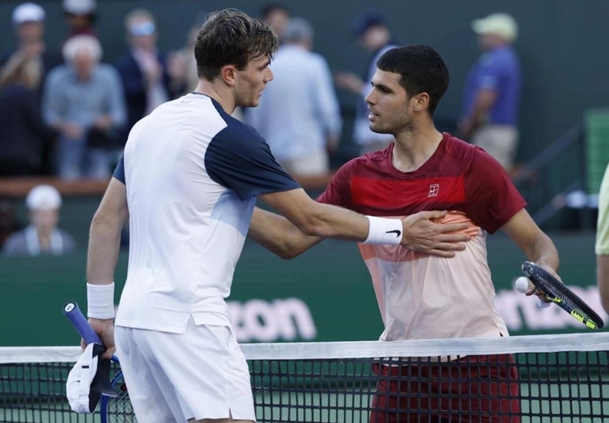 Alcaraz (phải) bắt tay chúc mừng Draper sau trận bán kết Indian Wells Masters, ở California, Mỹ. Ảnh: Reuters