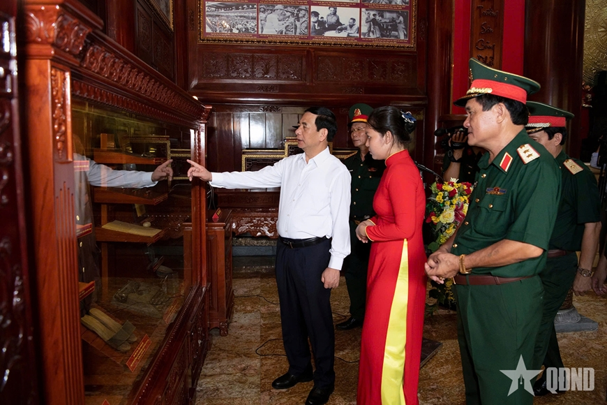 Đại tướng Phan Văn Giang dâng hương tưởng niệm Chủ tịch Hồ Chí Minh và các Anh hùng liệt sĩ