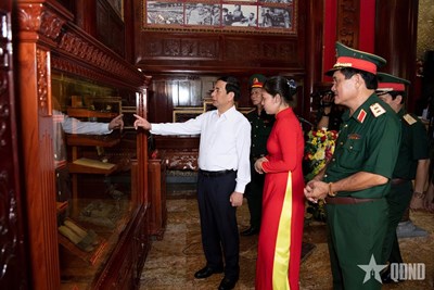 View - 	Đại tướng Phan Văn Giang dâng hương tưởng niệm Chủ tịch Hồ Chí Minh