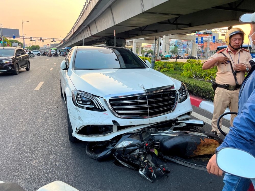 Vụ ô tô đâm liên hoàn 10 xe máy: Khởi tố, bắt giam nữ tài xế xe Mercedes