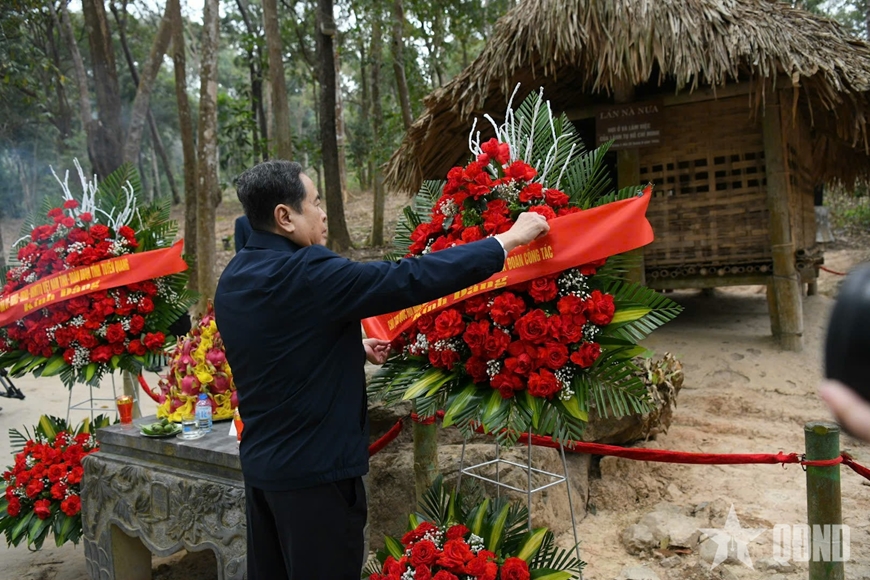 Chủ tịch Quốc hội Trần Thanh Mẫn dâng hương tưởng nhớ Chủ tịch Hồ Chí Minh và các tiền bối cách mạng