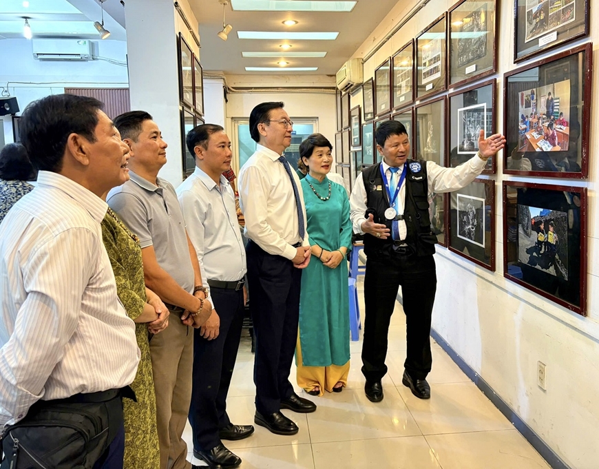 Ra mắt sách ảnh “Thành phố Hồ Chí Minh - 50 năm tự hào bản anh hùng ca”