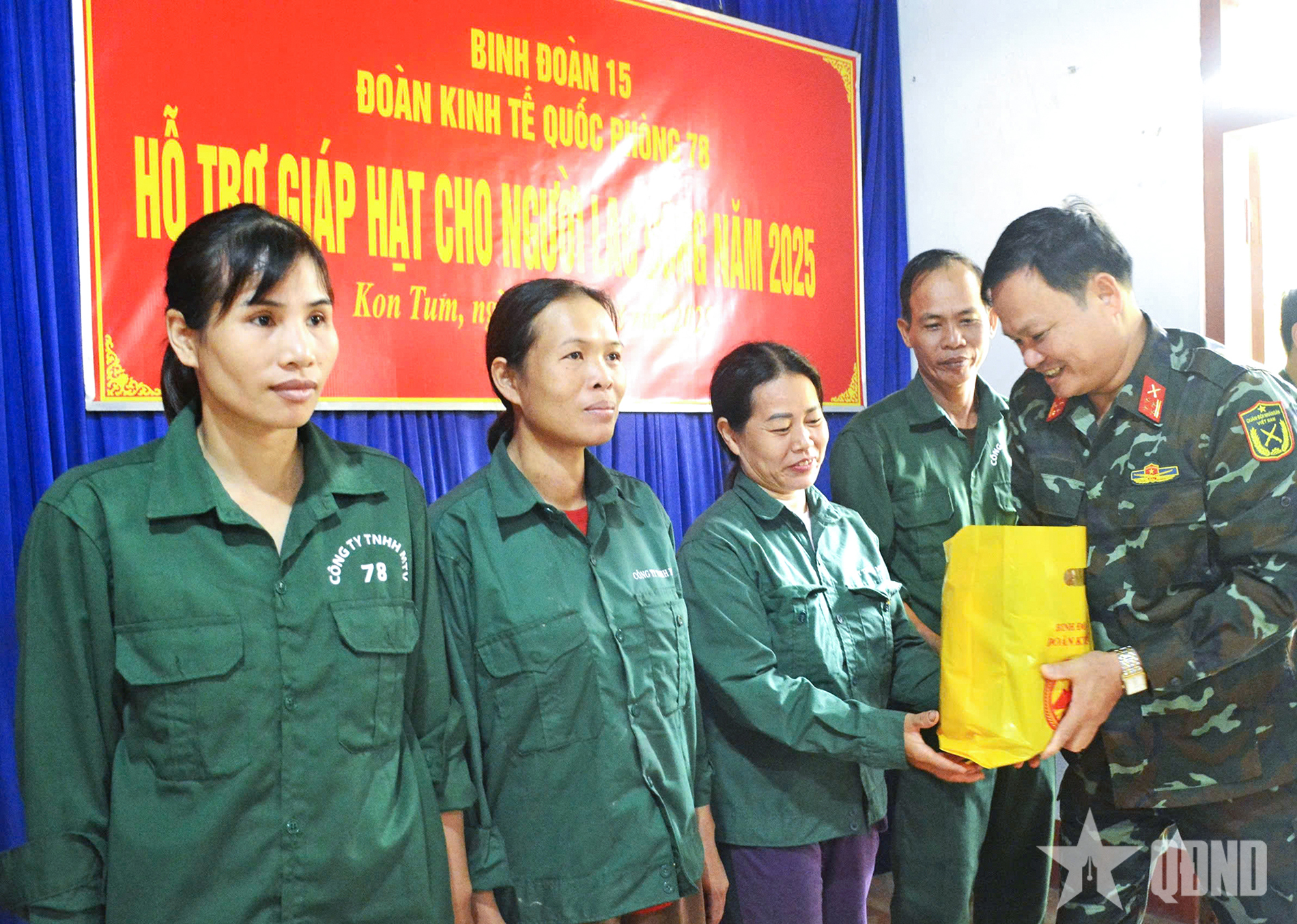 Đoàn Kinh tế - Quốc phòng 78 trao 1.200 suất quà tặng người lao động và nhân dân trên địa bàn