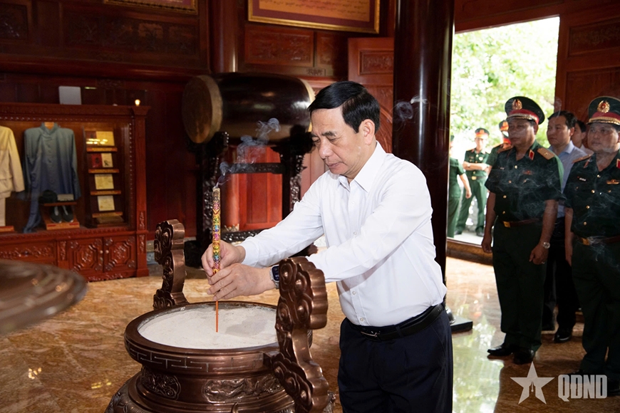 Đại tướng Phan Văn Giang dâng hương tưởng niệm Chủ tịch Hồ Chí Minh và các Anh hùng liệt sĩ