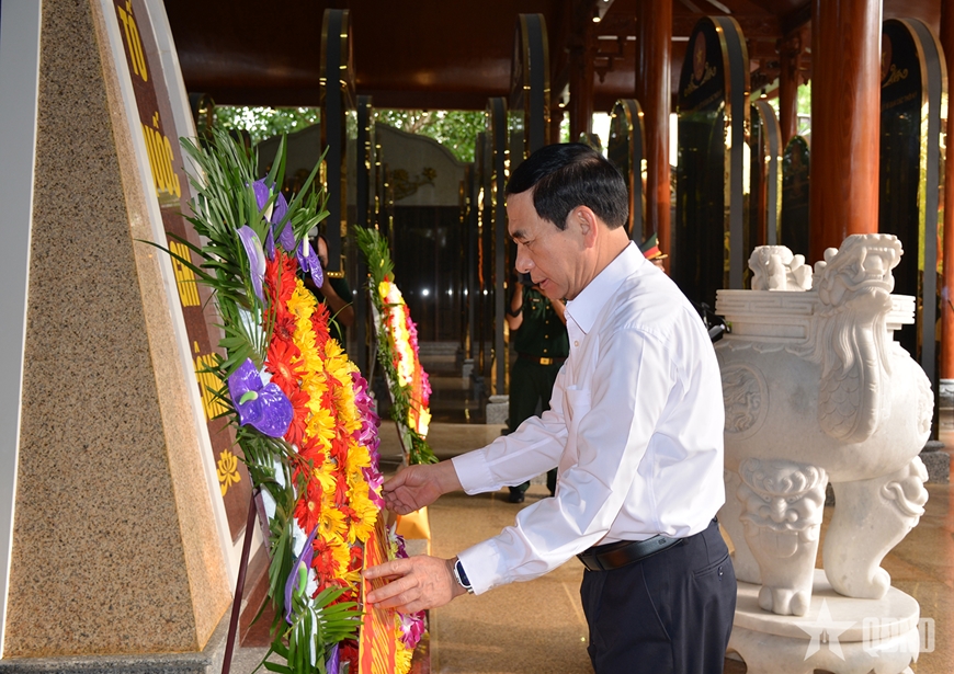 Đại tướng Phan Văn Giang dâng hương tưởng niệm Chủ tịch Hồ Chí Minh và các Anh hùng liệt sĩ