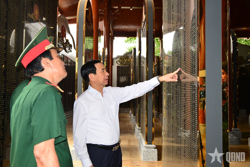Đại tướng Phan Văn Giang dâng hương tưởng niệm Chủ tịch Hồ Chí Minh và các Anh hùng liệt sĩ