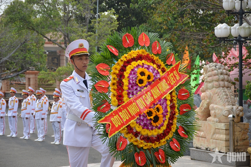 Đại tướng Phan Văn Giang dâng hương tưởng niệm Chủ tịch Hồ Chí Minh và các Anh hùng liệt sĩ