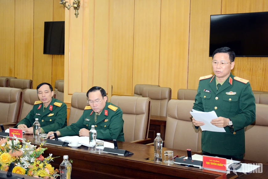 Trung tướng Trương Thiên Tô làm việc với Đoàn kiểm tra công tác giáo dục khoa học xã hội và nhân văn trong nhà trường Quân đội