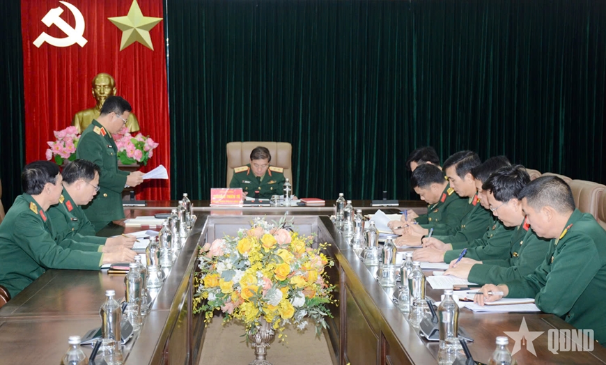 Trung tướng Trương Thiên Tô làm việc với Đoàn kiểm tra công tác giáo dục khoa học xã hội và nhân văn trong nhà trường Quân đội