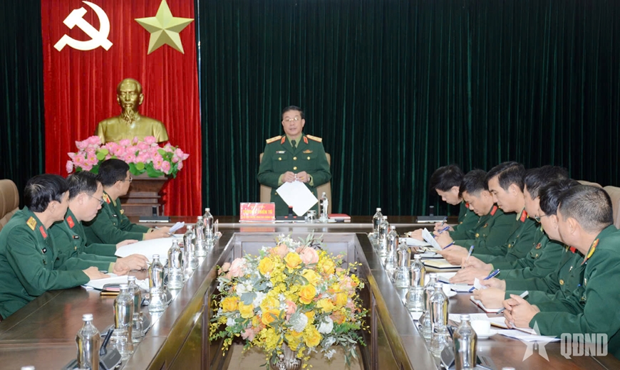 Trung tướng Trương Thiên Tô làm việc với Đoàn kiểm tra công tác giáo dục khoa học xã hội và nhân văn trong nhà trường Quân đội