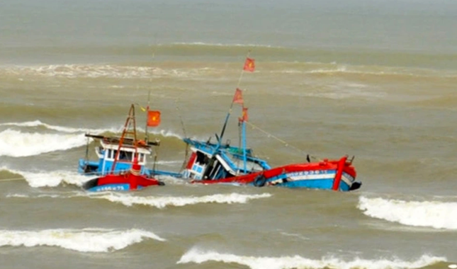 Hà Tĩnh: Cứu sống 6 thuyền viên gặp nạn trên biển