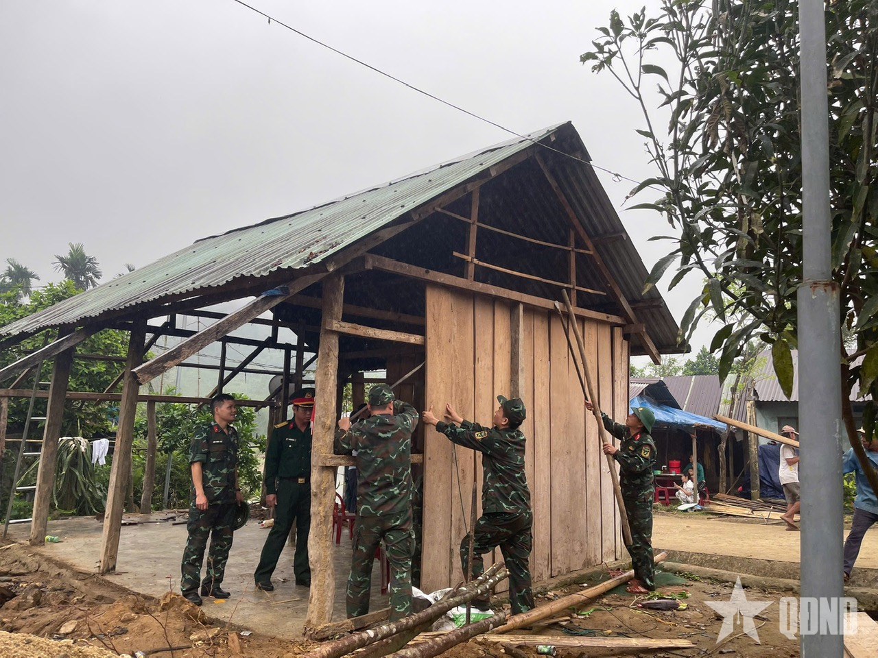 Ban CHQS huyện Bắc Trà My tham gia “Xóa nhà tạm, nhà dột nát”