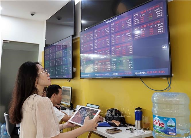 Chứng khoán Việt Nam mở cửa trong sắc xanh