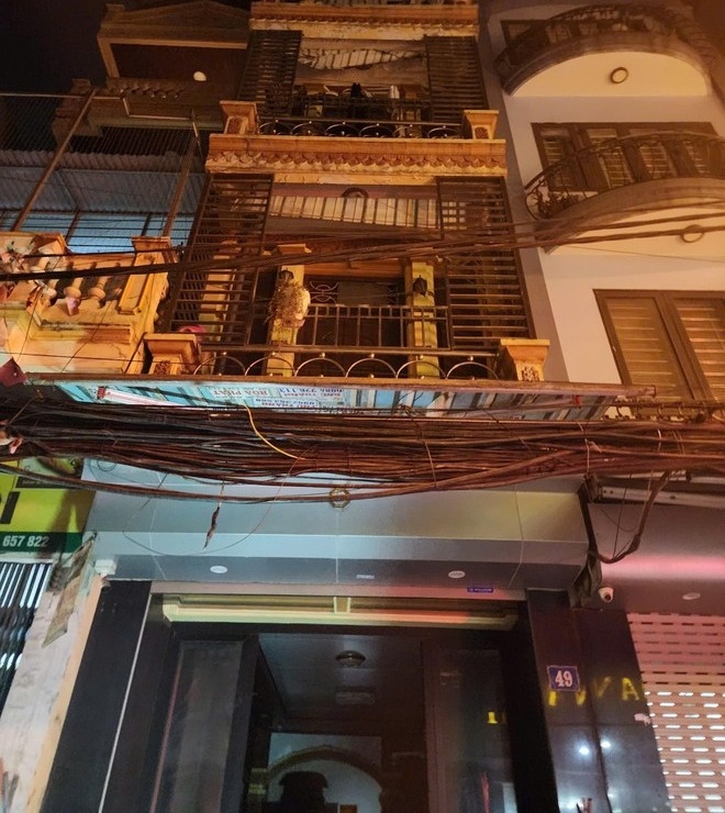 Hà Nội: Giải cứu 8 người trong vụ cháy lúc nửa đêm tại Giáp Bát