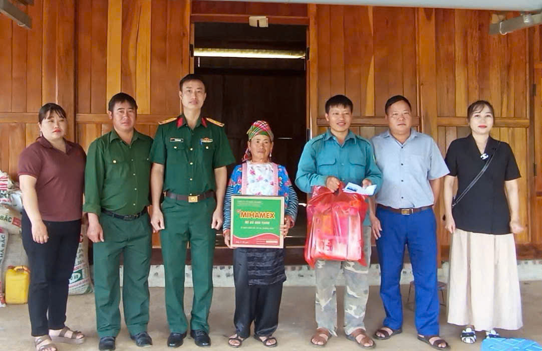 Tận tụy trong công việc, quan tâm đến người dân