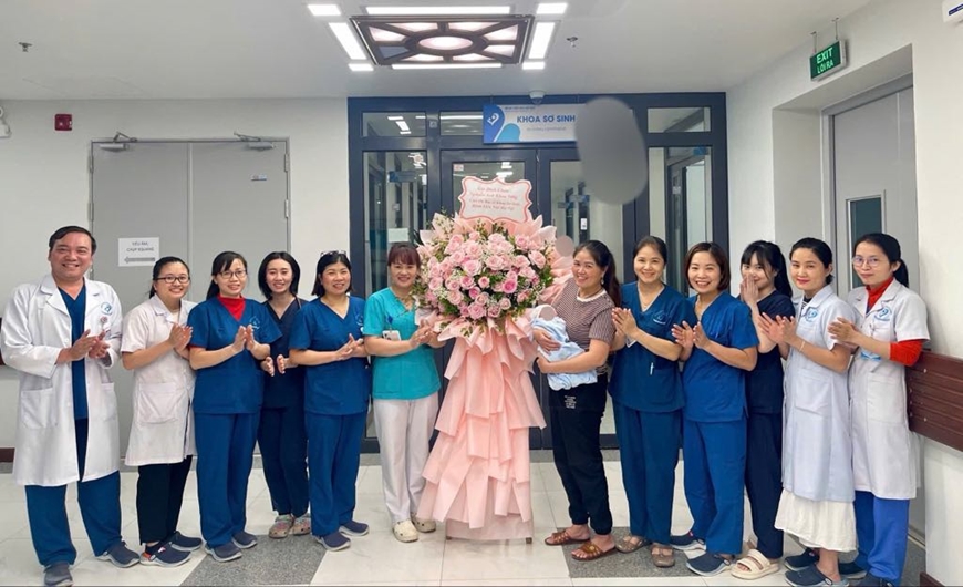 Bệnh viện Nhi Hà Nội: Cứu sống bé trai bị đẻ rơi, sinh non, chỉ nặng 900g