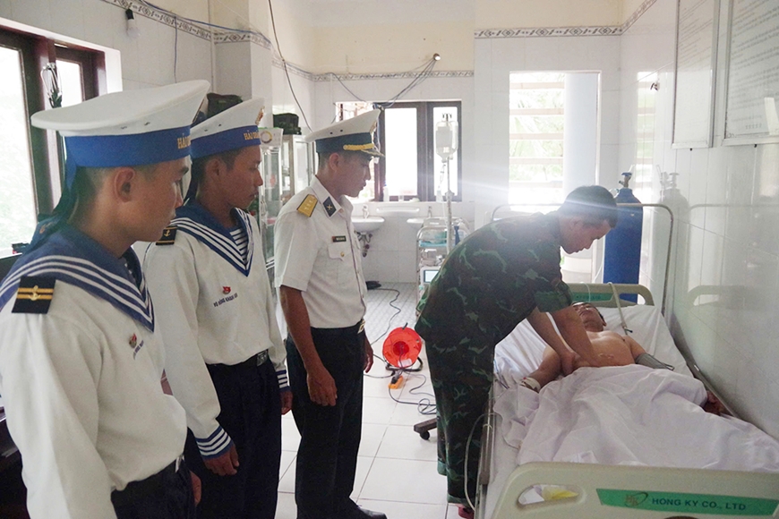 Bệnh xá đảo Trường Sa cấp cứu ngư dân tàu cá tỉnh Quảng Ngãi