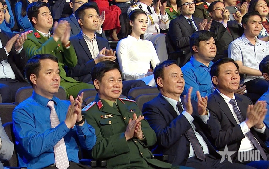 Thủ tướng Phạm Minh Chính trao Giải thưởng Gương mặt trẻ Việt Nam tiêu biểu năm 2024