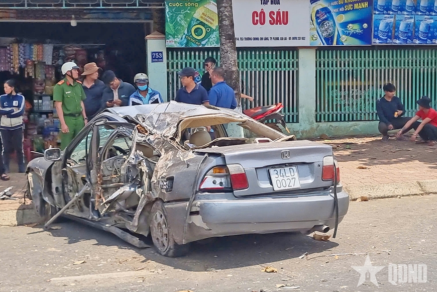 Gia Lai: Xe ô tô 4 chỗ chạy tốc độ cao gây tai nạn, 3 người bị thương nặng