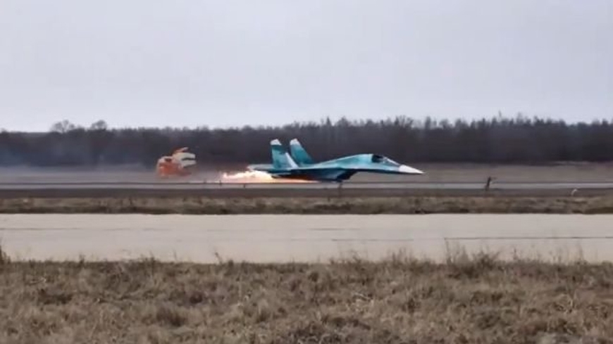 Quân sự thế giới hôm nay (24-3): Máy bay Su-34 của Nga hạ cánh bằng bụng
