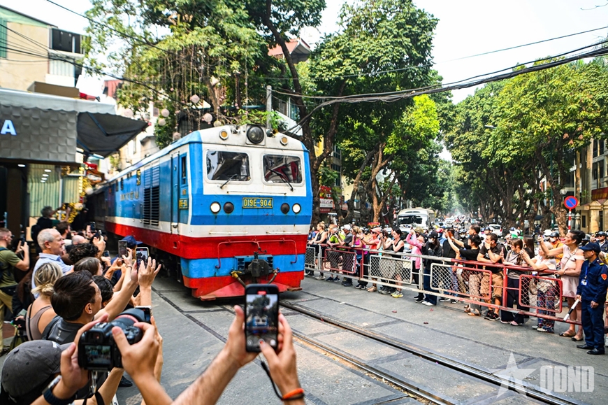 Xử phạt vi phạm và tuyên truyền an toàn giao thông khu vực “cà phê đường tàu”