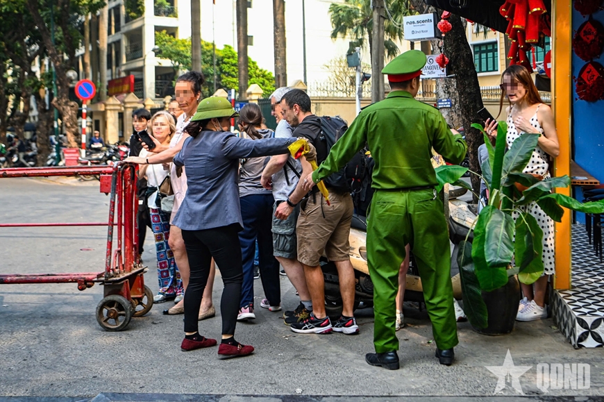 Xử phạt vi phạm và tuyên truyền an toàn giao thông khu vực “cà phê đường tàu”