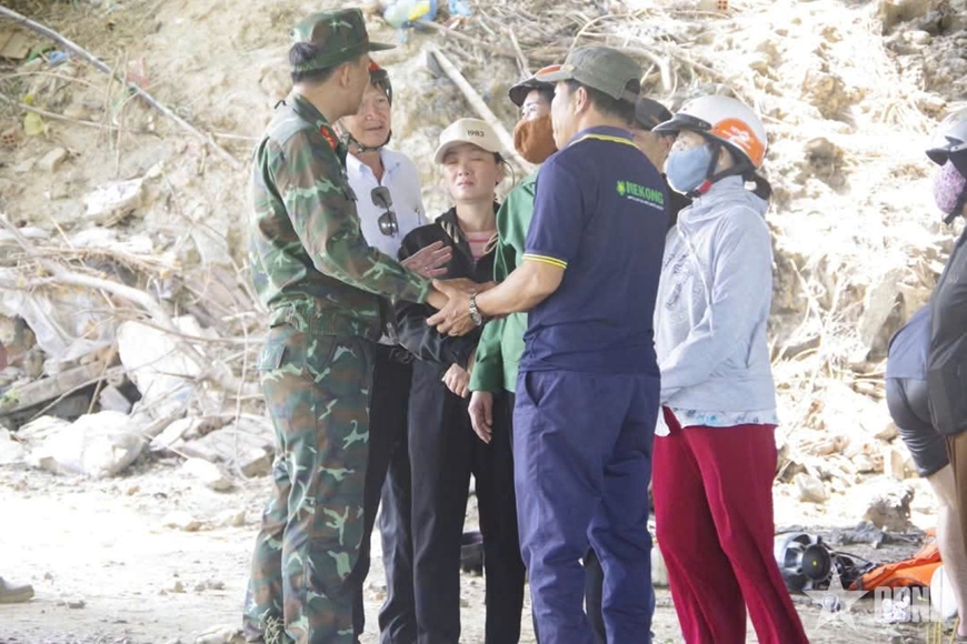 Đặc công người nhái của Lữ đoàn Đặc công nước 5 tìm thấy 2 nạn nhân mất tích