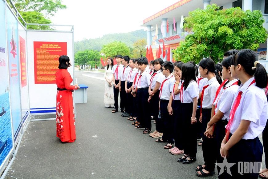 Triển lãm “Hải quân nhân dân Việt Nam anh hùng - 70 năm hành trình giữ biển”