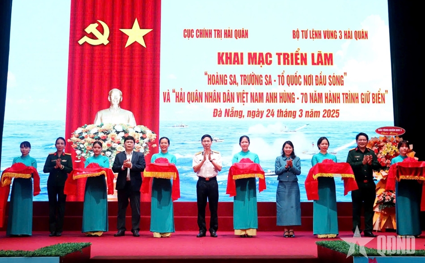 Triển lãm “Hải quân nhân dân Việt Nam anh hùng - 70 năm hành trình giữ biển”