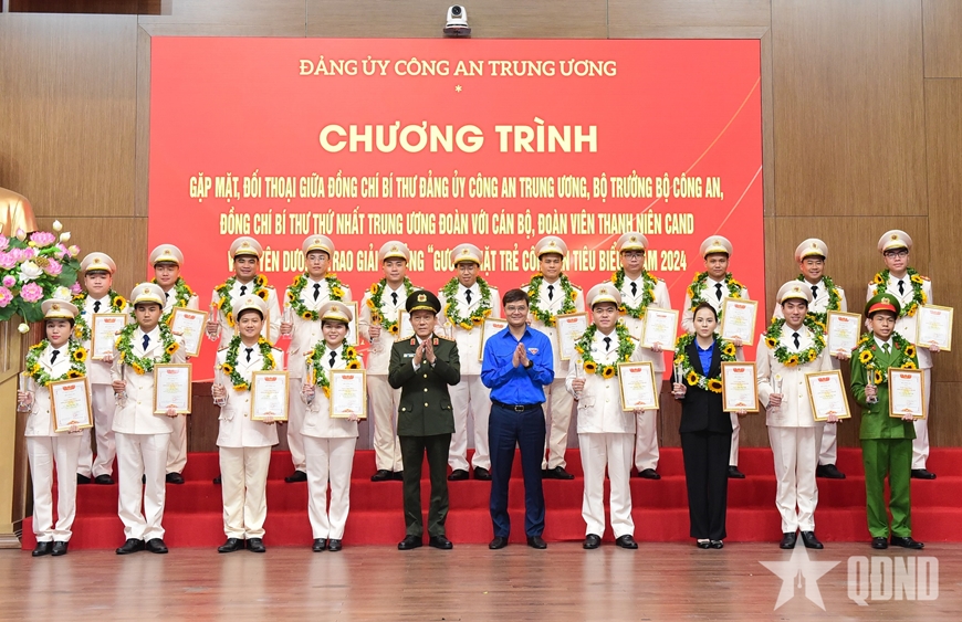Đối thoại và tuyên dương Gương mặt trẻ Công an tiêu biểu 2024