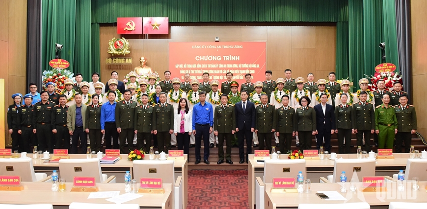 Đối thoại và tuyên dương Gương mặt trẻ Công an tiêu biểu 2024