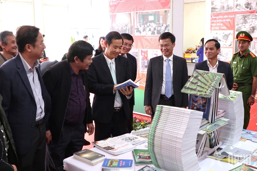 Triển lãm “Lâm Đồng - 50 năm niềm vui thống nhất”