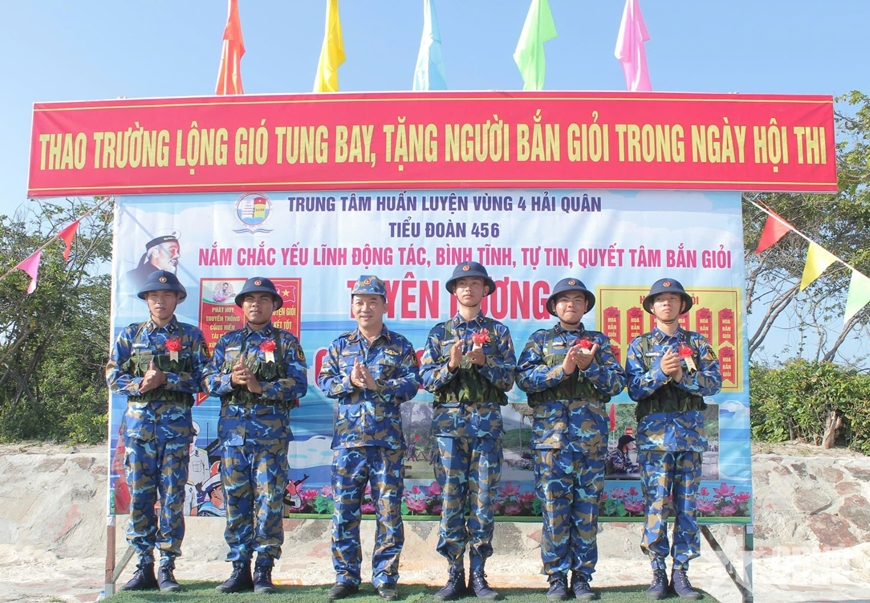 Chiến sĩ mới Trung tâm Huấn luyện Vùng 4 Hải quân tự tin bắn giỏi