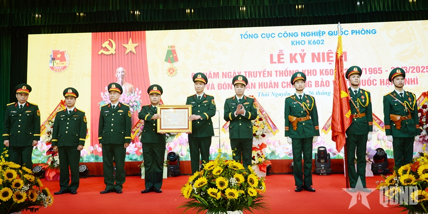 Kho K602 đón nhận Huân chương Bảo vệ Tổ quốc hạng Nhì