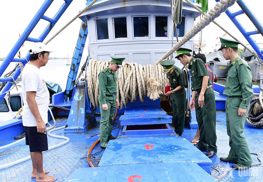 Hải đoàn Biên phòng 18 phát hiện, bắt giữ tàu chở 30.000 lít dầu DO không có giấy tờ hợp pháp