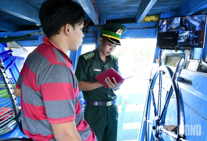 Hải đoàn Biên phòng 18 phát hiện, bắt giữ tàu chở 30.000 lít dầu DO không có giấy tờ hợp pháp