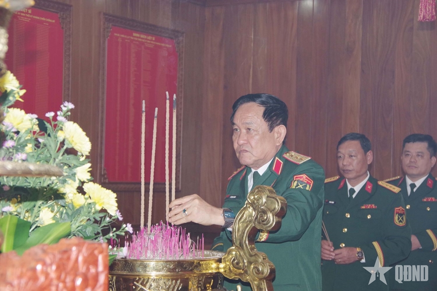 Thượng tướng Võ Minh Lương dâng hương tri ân Chủ tịch Hồ Chí Minh và các anh hùng, liệt sĩ LLVT TP Huế