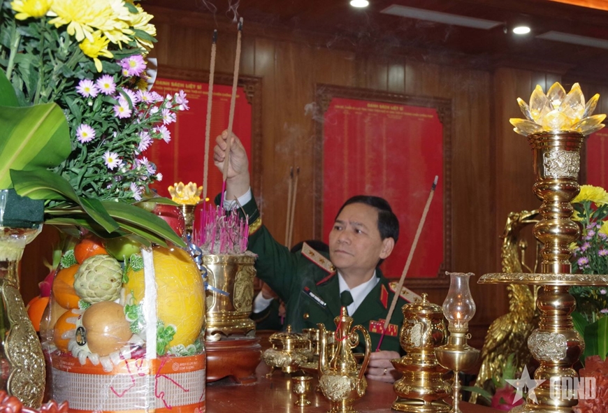 Thượng tướng Võ Minh Lương dâng hương tri ân Chủ tịch Hồ Chí Minh và các anh hùng, liệt sĩ LLVT TP Huế