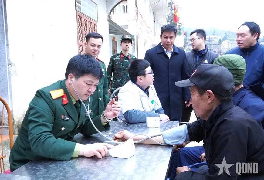 Chỉ huy trưởng gương mẫu, đi đầu, hết lòng vì người dân