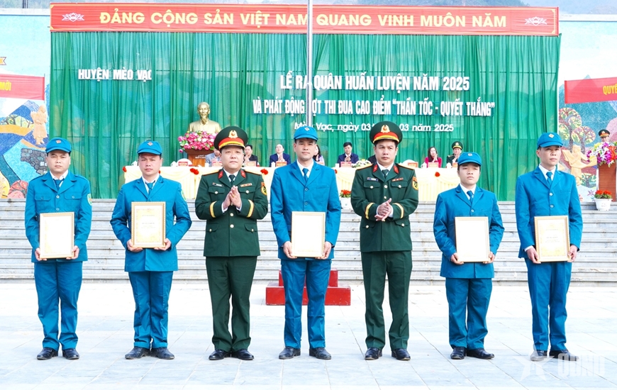 Chỉ huy trưởng gương mẫu, đi đầu, hết lòng vì người dân