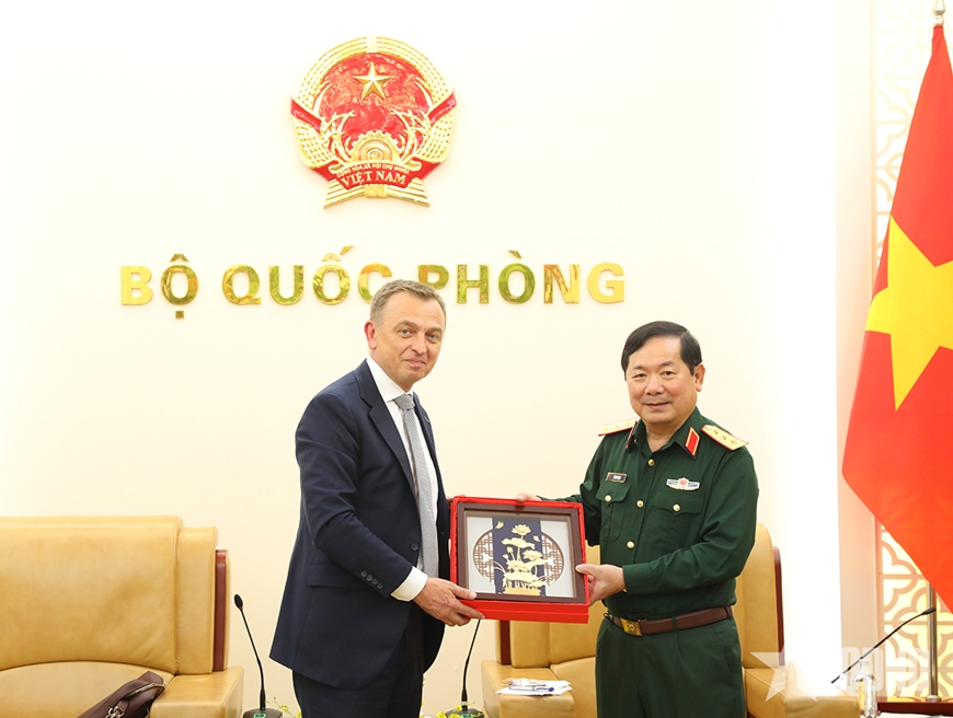 Thượng tướng Lê Huy Vịnh tiếp Đại sứ Ukraine