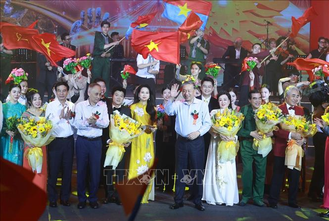 Tổng Bí thư Tô Lâm dự Chương trình nghệ thuật “Đảng trong mùa Xuân đại thắng”