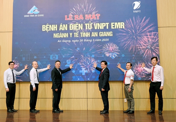 El Grupo VNPT y el Comité Popular Provincial de An Giang firmaron un acuerdo de cooperación sobre transformación digital