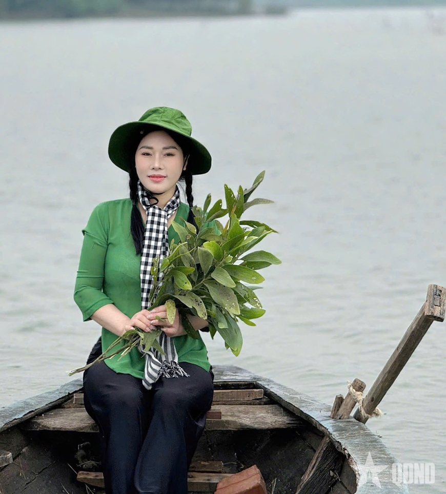 NSƯT Hương Giang tri ân lực lượng dân quân tự vệ bằng sản phẩm âm nhạc mới