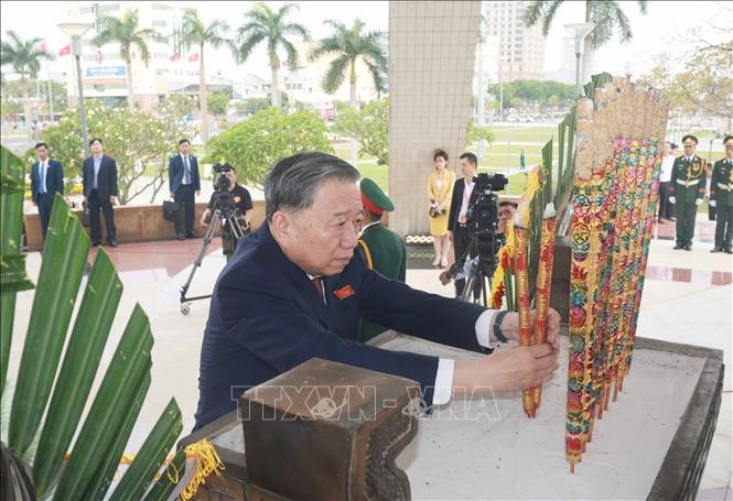 Tổng Bí thư Tô Lâm dâng hương tưởng niệm các Anh hùng liệt sĩ tại Đài tưởng niệm thành phố Đà Nẵng