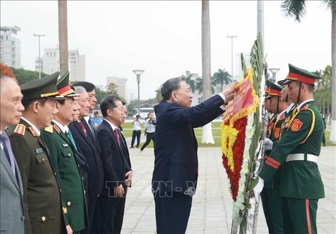Tổng Bí thư Tô Lâm dâng hương tưởng niệm các Anh hùng liệt sĩ tại Đài tưởng niệm thành phố Đà Nẵng