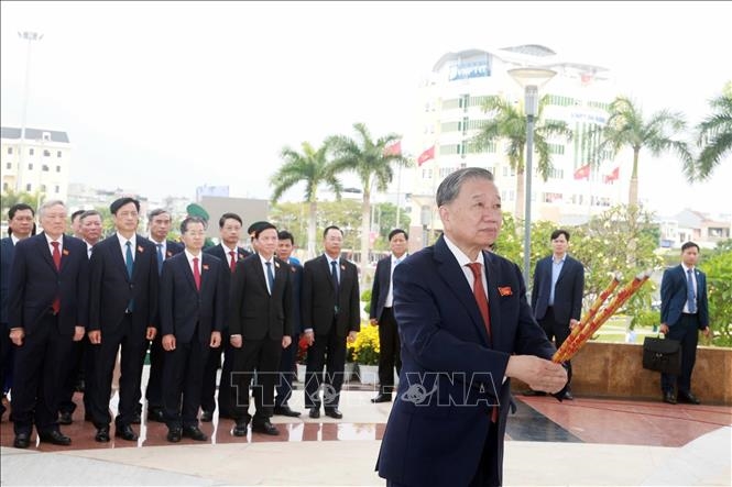 Tổng Bí thư Tô Lâm dâng hương tưởng niệm các Anh hùng liệt sĩ tại Đài tưởng niệm thành phố Đà Nẵng