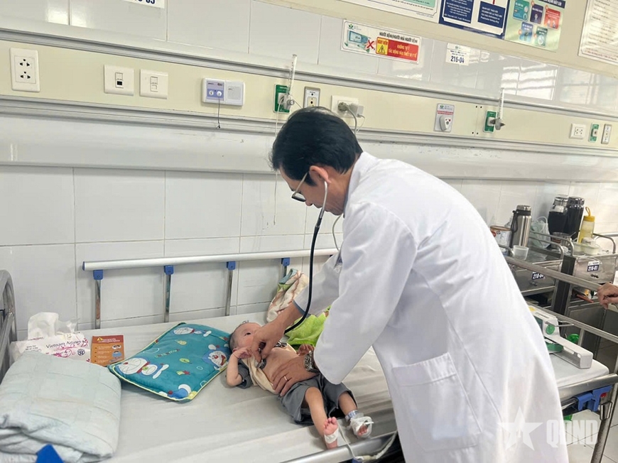Bệnh nhi mắc sởi nặng mới được chuyển đến Bệnh viện Nhi Trung ương