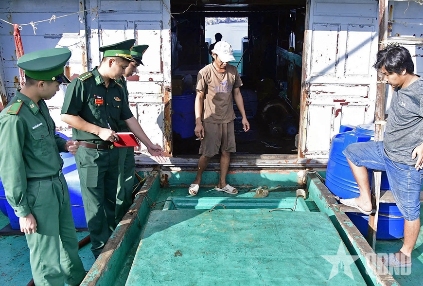 Hải đoàn Biên phòng 18 bắt giữ tàu chở hàng hóa không có giấy tờ hợp lệ